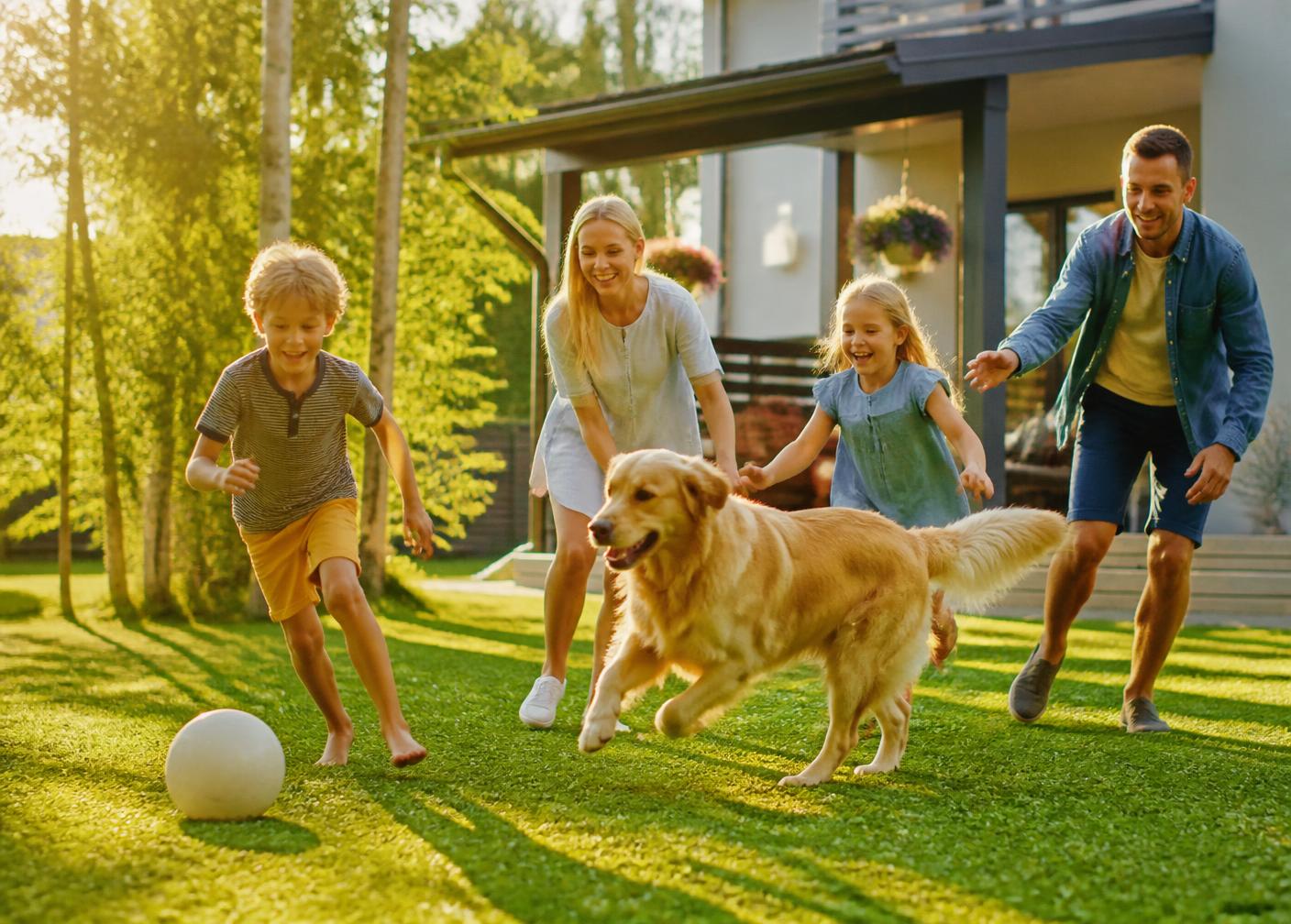 Famille et chien profitant de la cour arrière d’une maison